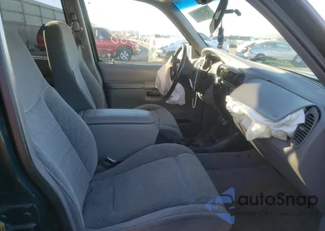 1997 Ford Explorer из США, поврежденный, VIN 1FMDU34X8VUD08219